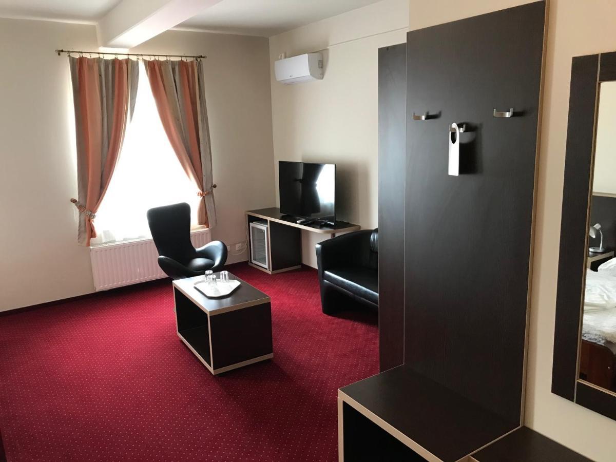Aranytal Panzio Bed and Breakfast Komárom Buitenkant foto